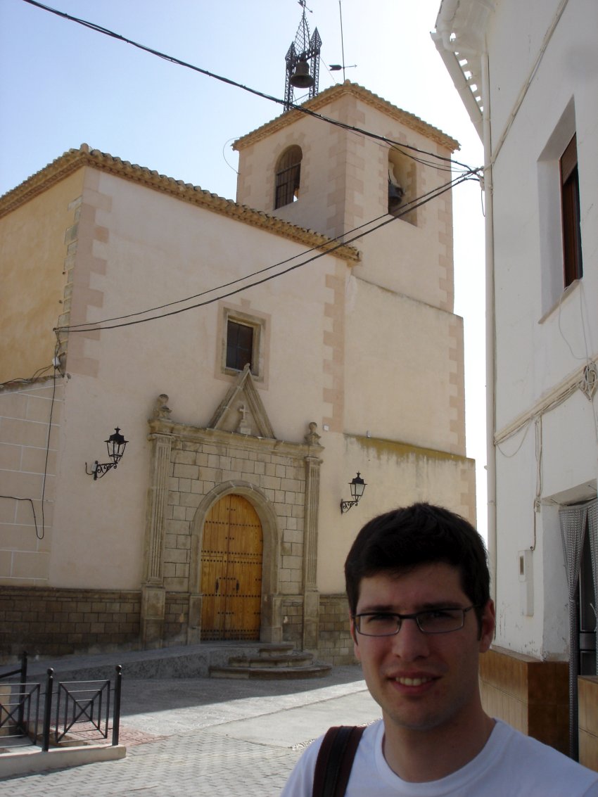 Eu em frente à Iglesia de La Purísima Concepción em Castilléjar, Granada, em 2008.